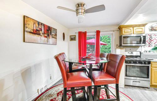 Newark Home with Deck and Fire Pit, 16 Mi to NYC! - Photo 7