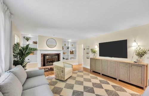 1 Story Family Home Half Mile to Beach with Patio , Grill, Office with Twin Beds, Peaceful Wooded Setting, Spacious Driveway, Garden Views, Walk to Shore, Perfect Cape Cod Getaway for Families - Foto 1