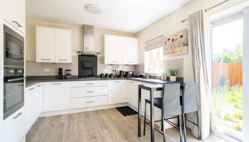 Modern 3-Bedroom Escape, Timeless Charm, Near Monmouth Castle, Sleeps 6, Parking, Free WiFi - Foto 4, stove, dishwasher