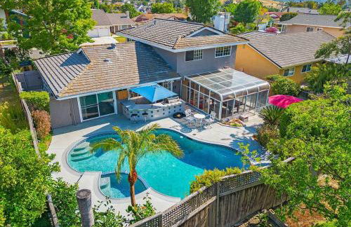 Charming Villa with Backyard Oasis Close to Beach - Foto 6