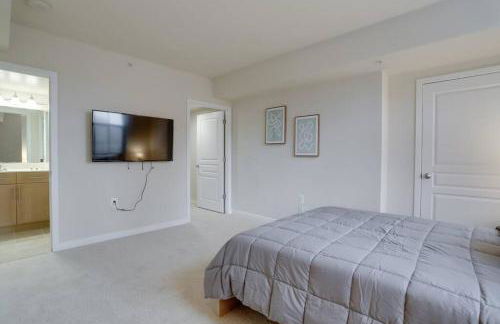 Upscale Comfort Next to Metro and Dining - Foto 17