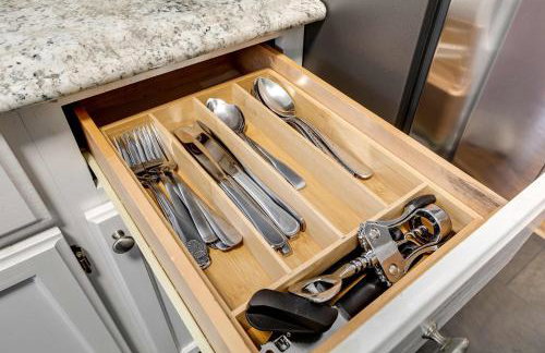 The Cozy Bungalow free parking fully fenced backyard - Foto 25