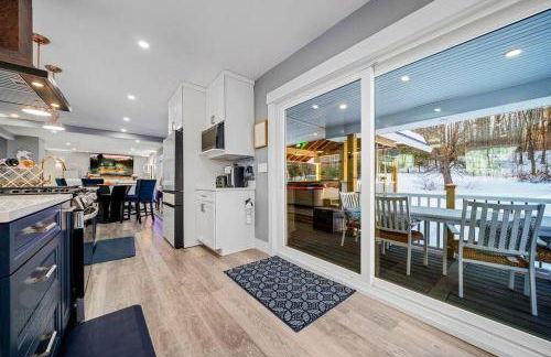 New Sunday River Ski Retreat with Hot Tub Spa - FirePit Sleeps 16 - Foto 75