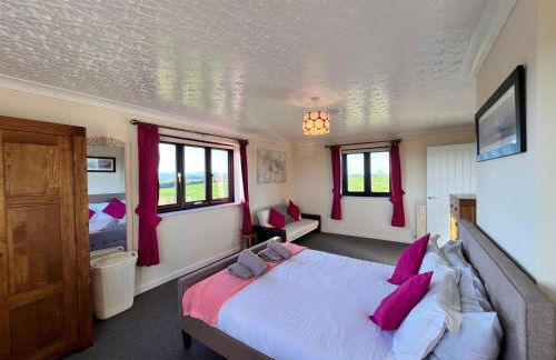 Ty'n Rardd Farmhouse Mountain Views, Secure Garden - Photo 45