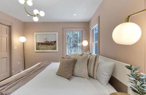 Lux Retreat with Indoor Swim Spa Game Lounge Theater Hot Tub Sauna - Foto 50