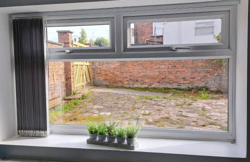 Spacious & comfy 4 bed house, 6 Beds, Free Private Parking & Wifi - Foto 33