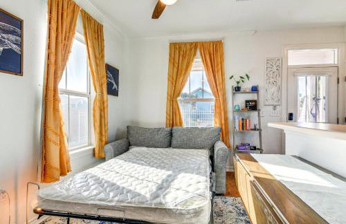 Walk to Beach Family Home with Patio in Galveston - Foto 7