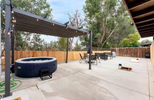 Urban Retreat Fun Relax Self Check-In Hot Tub Foosball Fire Pit Cornhole - Photo 1