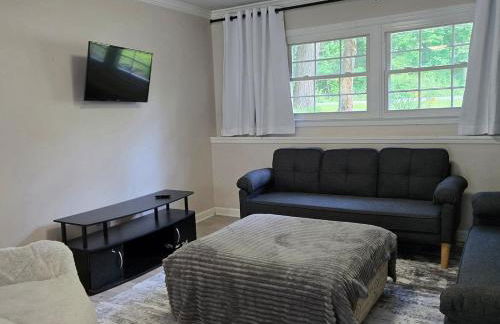 Spacious 4BR Retreat Yard, BBQ & Prime Location - Foto 28