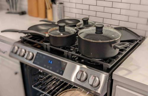 TMC 3-Story Townhome FREE EV Charge - Foto 27