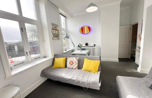 Burlington Mansions - FREE ALLOCATED PARKING - 8 mins walk to the beach - Gym - Pool Table - Brought to you by Coastline Retreats - Photo 28