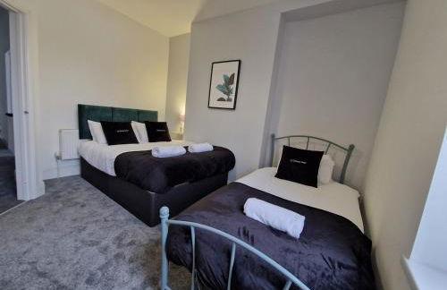 5 Bedroom semi detached home with off road parking - Photo 16