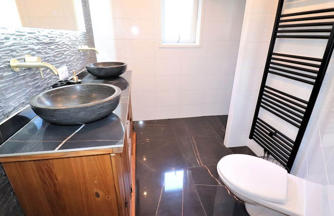 Fantastic Chalet Near Open Waterways, hot tub - Photo 19