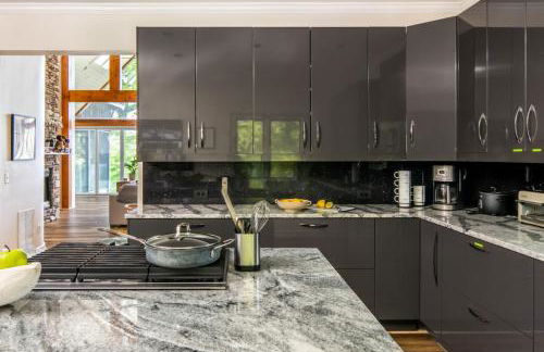 Stunning 4BR Retreat, Deck, Ping Pong, Near Marina - Foto 18