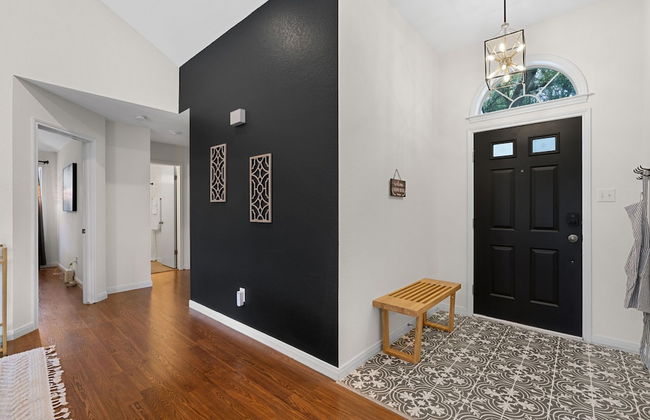 High End Home w Pool Hot Tub Gameroom - Photo 54