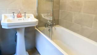 Contractor Friendly 2-Bed - Fast Wi-Fi & Netflix - Photo 4, Shower