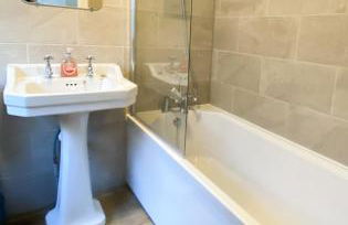 Contractor Friendly 2-Bed - Fast Wi-Fi & Netflix - Photo 4