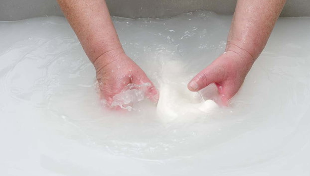 Atelier de préparation de mozzarella à Vico Equense - Photo 4, Extraction de la mozzarella de l'eau
