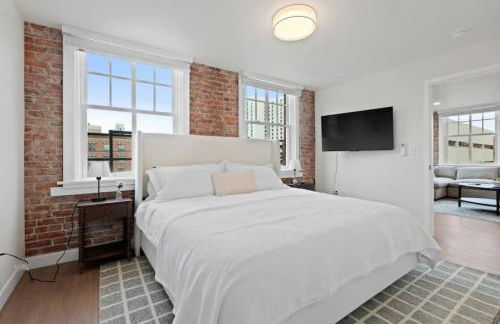 Spacious Apartment with King Beds - J and K on Main - Foto 6