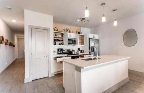 Stylish Condo facing Riverwalk with Free Parking Pet Friendly Centrally Located on the Riverwalk - Foto 2