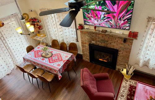 WOW!! Ultimate Pocono Retreat Hot Tub, Game Room, Fire Pit, Near Lakes & Hiking! - Foto 12