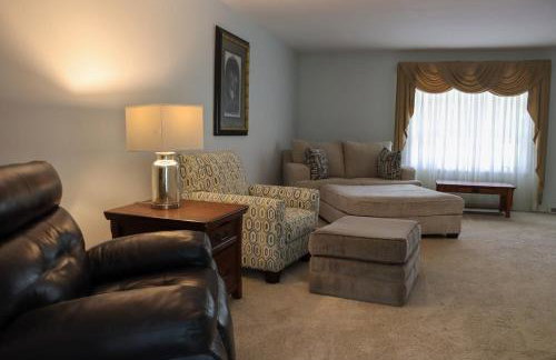 Large home with hot tub in serene wooded setting - Foto 77