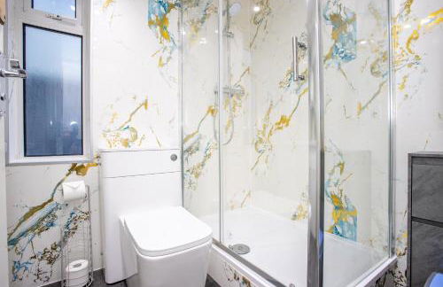 Sunny 3BR Home Near Portsmouth Park - Photo 13