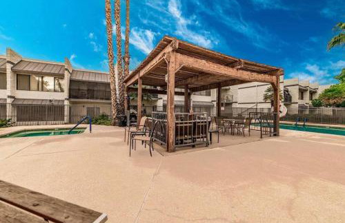 Bright Eastside 2BD 2BA Retreat w Pool and Parking - Foto 25