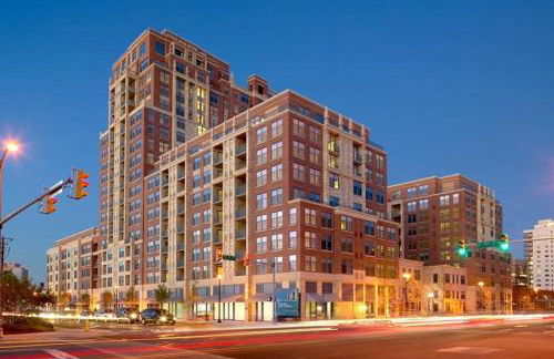 Upscale Comfort Next to Metro and Dining - Foto 25