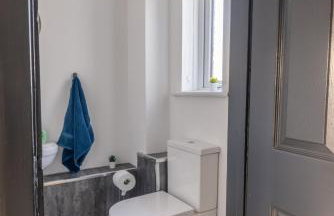 Modern 3 Bed House-Free Parking-by Holiday Homes - Foto 57