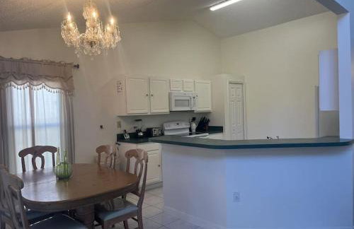 Family Vacation Home in Quiet Community with Private Pool and Spa - Foto 19