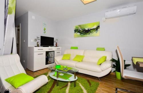 Holiday Home Belmondo- Three Bedroom Home with Terrace and Private Pool A6 - Photo 9