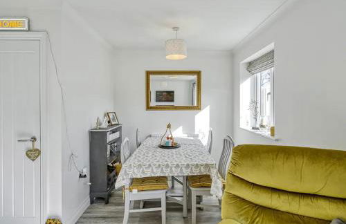 Modern Manchester House with Airport Links - Pass the Keys - Photo 10