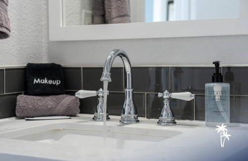 Lake View Top Floor 2 Bed 2 Bath Condo with Balcony - Foto 30