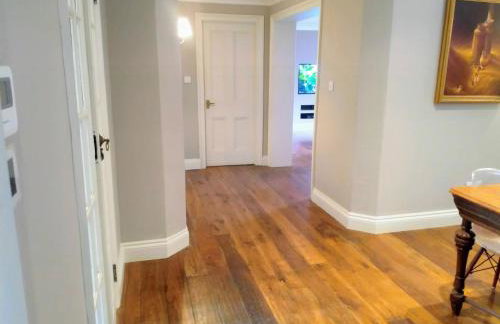 Elegant & spacious parkside 2-bedroom 2-bathroom flat in period building facing Blackheath - parking, great Greenwich location, easy for O2 Arena and City, very near Marathon start line! - Foto 6