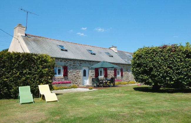 Holiday Home in Plogonnec Near Sandy Beaches - Foto 1