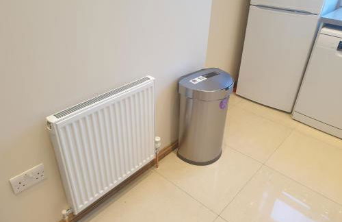 London Luxury 3 bedroom flat, 2 bathrooms, Living Room, free parking, 4 mins to station, garden - Foto 6