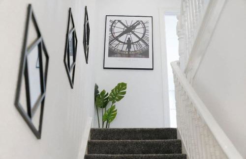 Spacious 4BR on Leafield Rd - Photo 33