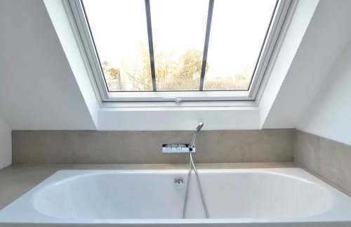 High Cogges Farm Holiday Cottages - The Cart Shed - Photo 18