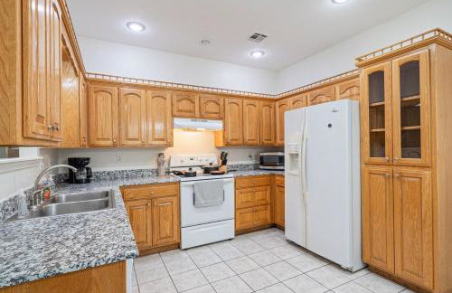 Spacious 6 bed Bentonville House, Sleeps 12, Smart TVs, Wi-Fi - Foto 9