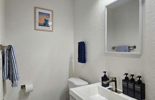 The Ruby - Hot Tub - King beds - Close to LMC - Foto 43