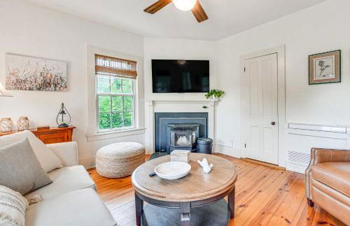 Historic Farmhouse Near Mountains and Colleges! - Foto 7