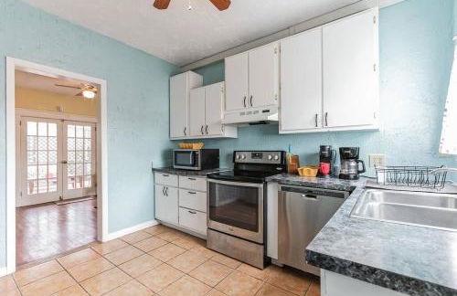 Beautiful Home Steps from the beach + Side Porch - Foto 14