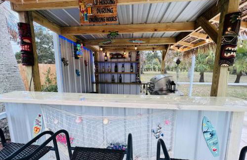 Peachland getaway with pool and tiki bar - Foto 19