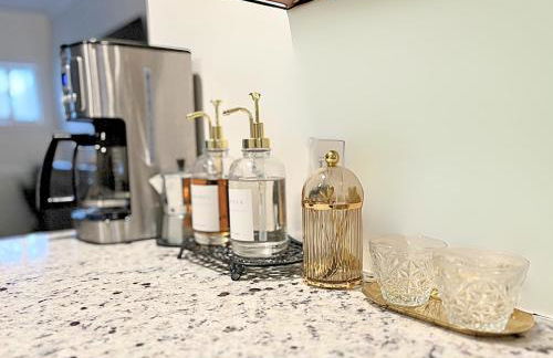 Cozy Villa 3 mins to Mohegan- Fully Stocked with King Bed & Fireplace- Jacuzzi, Saltwater Pools, Sauna - Foto 8