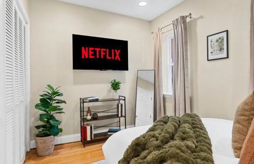 Luxury DC Rowhouse with Rooftop Firepit & Private Hot Tub- Near U Street & Logan Circle - Foto 44