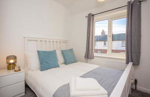 Doctors Lane- Modern 3 Bedroom Contractor Family House With Parking - Photo 34