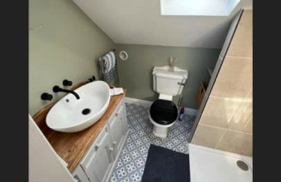 Spacious House In Guildford - Photo 12