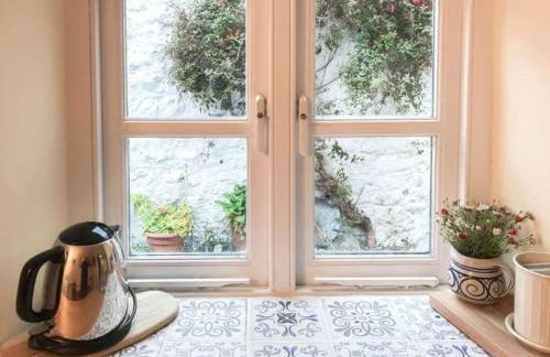 Lyme Clifftop Hideaway - Photo 9