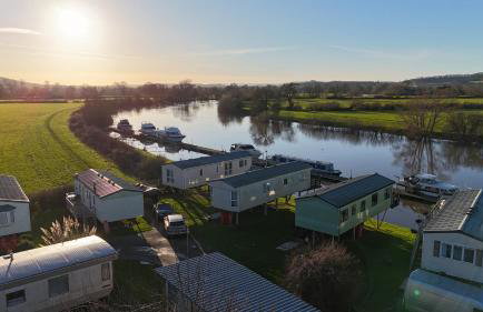 Caravan 5 by The River Severn, dog friendly, great for contractors, walkers and fishing on the river - Photo 1